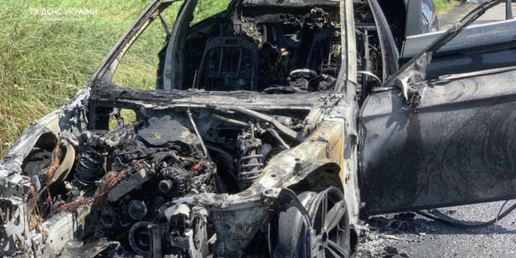 Посеред дороги на Тернопільщині вщент згоріла іномарка