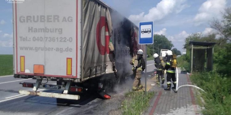 В громаді на Тернопільщині загорілася вантажівка з соляною кислотою