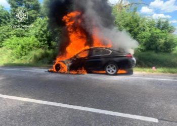 Посеред дороги на Тернопільщині вщент згоріла іномарка