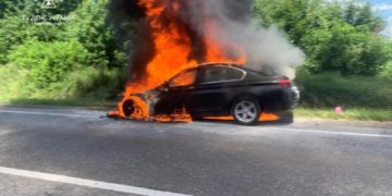 Посеред дороги на Тернопільщині вщент згоріла іномарка