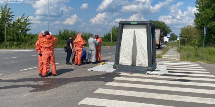 В громаді на Тернопільщині загорілася вантажівка з соляною кислотою