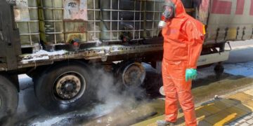 В громаді на Тернопільщині загорілася вантажівка з соляною кислотою