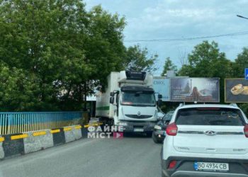 Вантажівка перекрила рух на “горбатому” мості у Тернополі