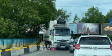Вантажівка перекрила рух на “горбатому” мості у Тернополі