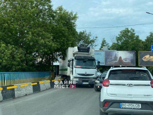 Вантажівка перекрила рух на “горбатому” мості у Тернополі