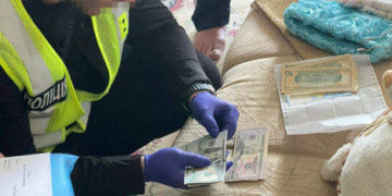 Співробітниця міграційної служби Тернопільщини обвинувачується у хабарництві