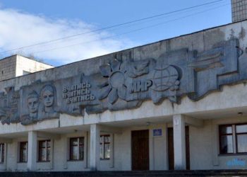 В країні війна, а на фасаді школи в Тернополі досі залишається радянський барельєф