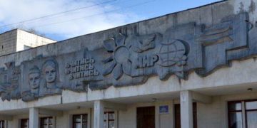 В країні війна, а на фасаді школи в Тернополі досі залишається радянський барельєф