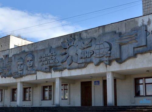 В країні війна, а на фасаді школи в Тернополі досі залишається радянський барельєф