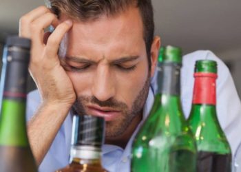 В одному з мобільних укриттів Тернополя оштрафували чоловіків, які розпивали спиртні напої