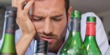 В одному з мобільних укриттів Тернополя оштрафували чоловіків, які розпивали спиртні напої