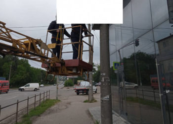 Комунальники Тернополя масово демонтують рекламні вивіски 