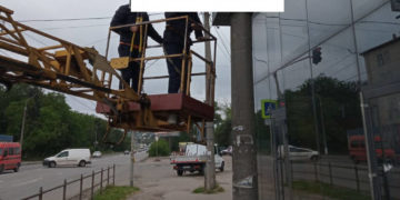 Комунальники Тернополя масово демонтують рекламні вивіски 