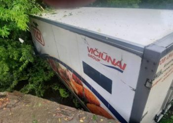 На Тернопільщині водій вантажівки не впорався з керуванням та заїхав у річку