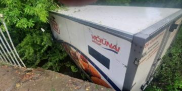 На Тернопільщині водій вантажівки не впорався з керуванням та заїхав у річку