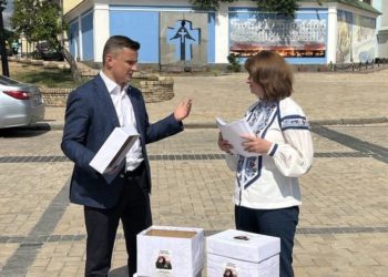 Михайло Головко передав у Києві 60 тисяч підписів, котрі зібрали на Тернопільщині проти Московського патріархату