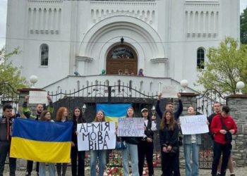 В громаді на Тернопільщині молодь вийшла на протест до стін храму УПЦ мп