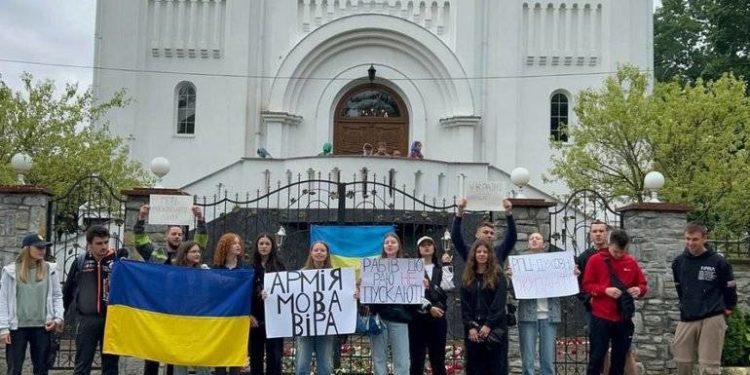 В громаді на Тернопільщині молодь вийшла на протест до стін храму УПЦ мп