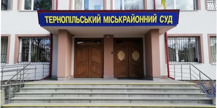 Суд Тернополя оголосив вирок жінці, яка намагалася задушити своїх дітей