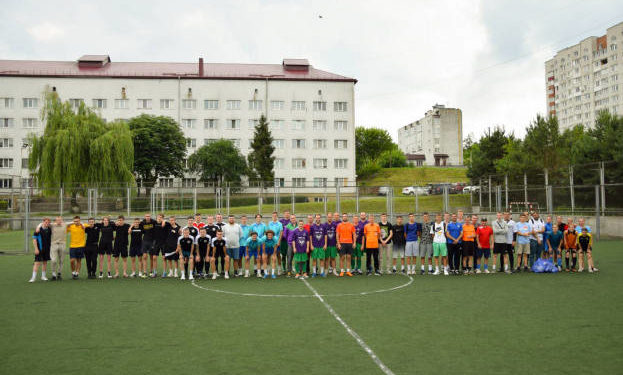 У Тернополі провели благодійний футбольний турнір на якому зібрали 40 тисяч гривень для ЗСУ