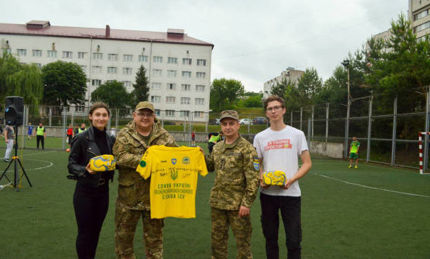 У Тернополі провели благодійний футбольний турнір на якому зібрали 40 тисяч гривень для ЗСУ