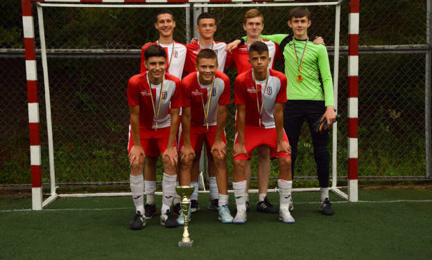 У Тернополі провели благодійний футбольний турнір на якому зібрали 40 тисяч гривень для ЗСУ