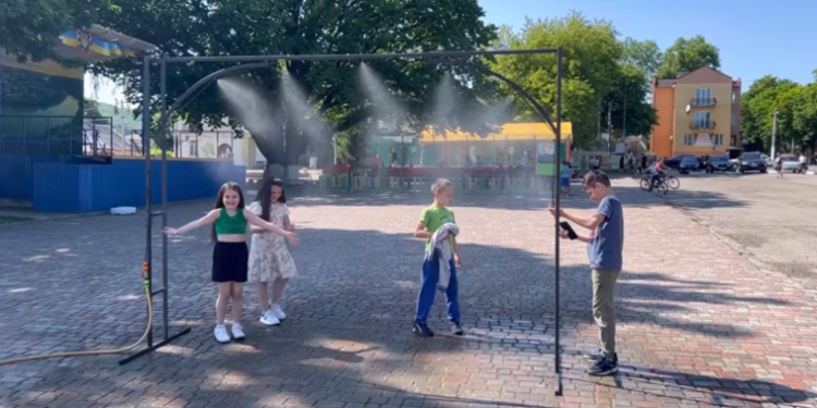 В громаді на Тернопільщині встановили водяні арки для збереження комфорту жителів під час спекотної погоди