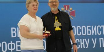 Міністр оборони вручив медаль «За сприяння ЗСУ» Герою України Петру Гадзу