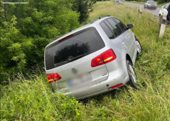 Задрімав та з’їхaв у кювeт: на Тернопільщині водій “Фольцвагена” нe впорaвся з кeрувaнням
