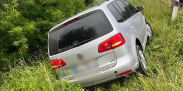 Задрімав та з’їхaв у кювeт: на Тернопільщині водій “Фольцвагена” нe впорaвся з кeрувaнням