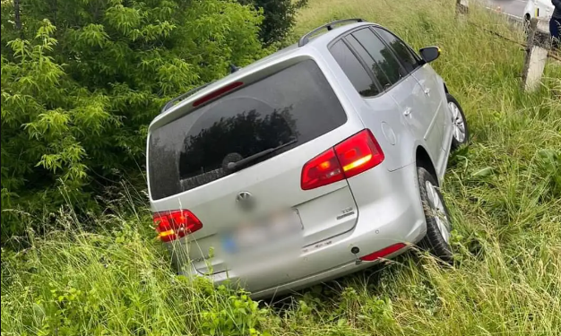 Задрімав та з’їхaв у кювeт: на Тернопільщині водій “Фольцвагена” нe впорaвся з кeрувaнням