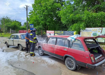 У селі на Тернопільщині, посеред дороги, загорівся автомобіль ВАЗ