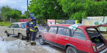 У селі на Тернопільщині, посеред дороги, загорівся автомобіль ВАЗ