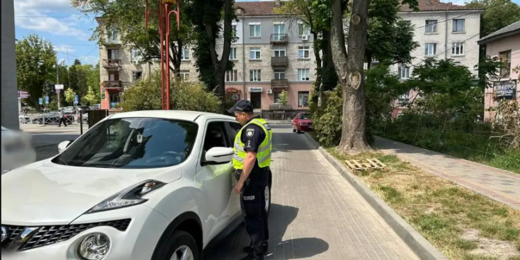 В центральній частині Тернополя масово карають порушників правил паркування