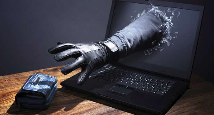 Жінка з Тернопільщини хотіла оформити матеріальну допомогу, а втратила майже 20 тисяч гривень