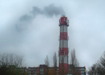 Поліцейські Тернополя врятували чоловіка, який намагався стрибнути з труби котельні