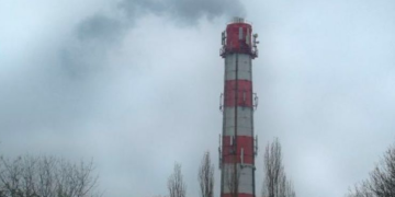 Поліцейські Тернополя врятували чоловіка, який намагався стрибнути з труби котельні