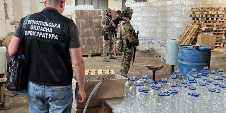  10 тисяч літрів етилового спирту: поліція Тернопільщини викрила групу осіб, які незаконно виготовляли підакцизні товари 