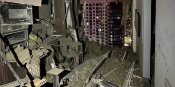 Нічна атака на Київ: понівечені багатоповерхівки, поранені люди