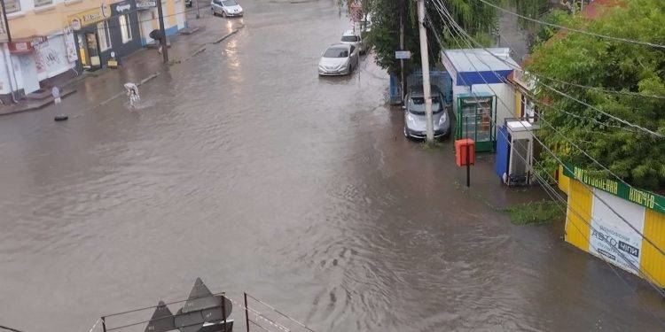 Тернопіль знову плаває: щоразу сильні зливи паралізують місто