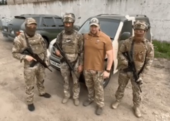 Представники Тернопільського військового коледжу передали авто для ЗСУ, де служить їхній випускник