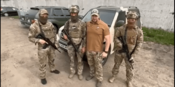 Представники Тернопільського військового коледжу передали авто для ЗСУ, де служить їхній випускник