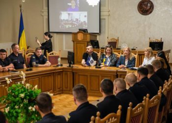 Вручення сертифікатів про проходження курсу «Самодопомога та кризова допомога» працівникам ДСНС відбулся в Класичному університеті Тернополя