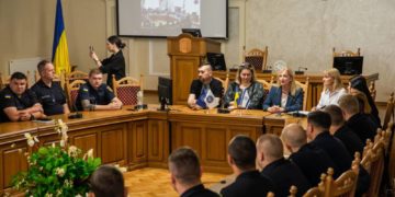 Вручення сертифікатів про проходження курсу «Самодопомога та кризова допомога» працівникам ДСНС відбулся в Класичному університеті Тернополя