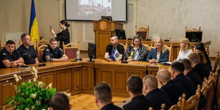 Вручення сертифікатів про проходження курсу «Самодопомога та кризова допомога» працівникам ДСНС відбулся в Класичному університеті Тернополя