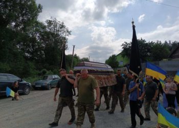Із воїном Віталієм Лавренюком прощалися на Тернопільщині