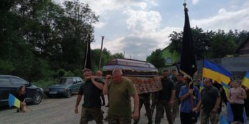 Із воїном Віталієм Лавренюком прощалися на Тернопільщині