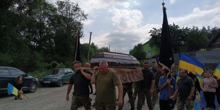 Із воїном Віталієм Лавренюком прощалися на Тернопільщині