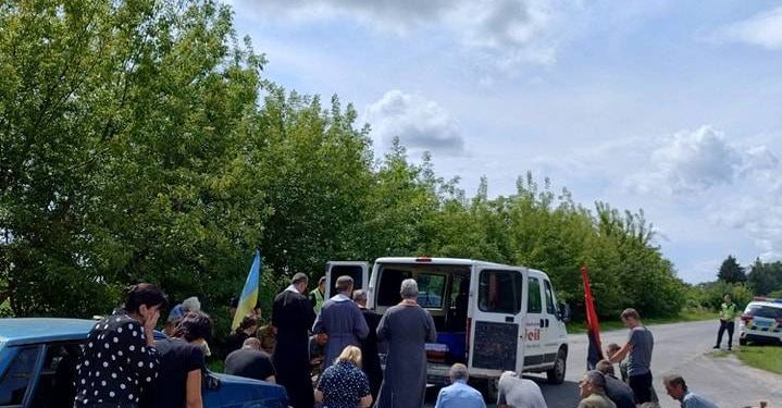 Сльози болю та скорбота: в громаді на Тернопільщині прощаються з Героєм Андрієм Перегінцем