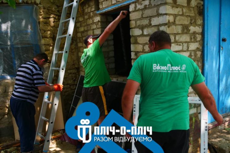 Будівельники з Тернопільщини відновлюють знищені будівлі на Херсонщині